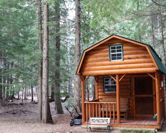 Located in a private wooded area with a lovely creekfront trail to explore. - Priest River - Edificio