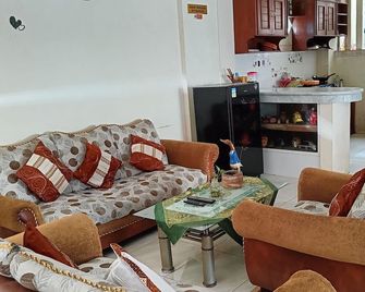 Nadamax Solo Guest House - Solo - Sala de estar