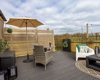 Willows Rest - 1 Bed Shepherds Hut - Pentlepoir - Saundersfoot - Balcony