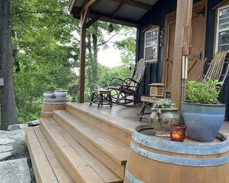 The Grape Escape - Off Grid Cabin - Wine Trail & Lake View - Pet Friendly!\n - Hammondsport - Patio
