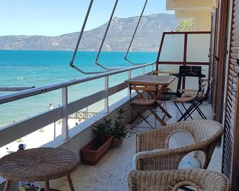 Frontbeach Apartment-180° Seaview - Korinth - Balkon
