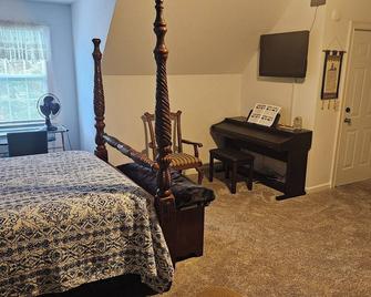 Exclusive Large 2 Bedroom Suite W/Theater Room + Kitchen - Cleveland