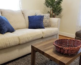 Simple & Clean - Private Downtown Cottage - Easy To K-State & Mall - Manhattan - Wohnzimmer