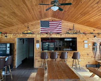 Brimley Lodge / Sleeps 36 / Snowmobile & Orv Trail - Brimley - Bar