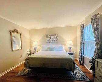 Lakefront Condo - King Bed Full Kitchen - Auburn - Habitación
