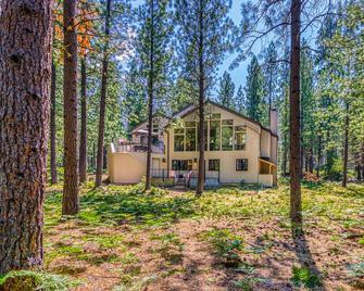 Pine Haven - Black Butte Ranch - Building