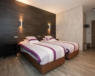 Flanders Lodge Hotel - איפר - חדר שינה