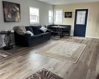 Charming 3-bedroom 2-bath house in Lakeside with WiFi and AC - Storm Lake - Huiskamer