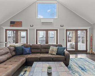 Stunning VT lake house- dog friendly - Colchester - Living room