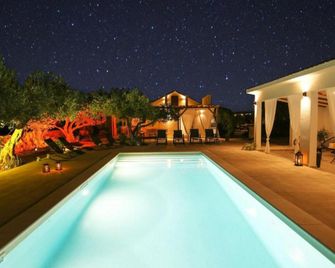 Secluded Oasis With Pool, Outdoor Kitchen, Landscaped Terraces - Three Bedroom Villa - Supetar - Piscina