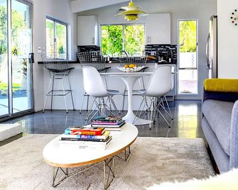 Number 444 - Palm Springs - Wohnzimmer