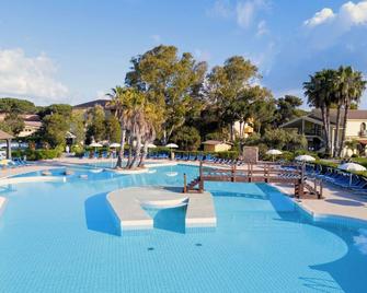 Hotel with swimming pool in Arborea just 650 meters from the sea - Arborea - Piscina