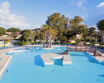 Hotel with swimming pool in Arborea just 650 meters from the sea - Arborea - Pool