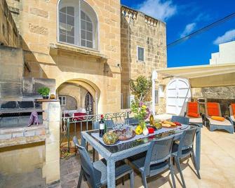 Gawhra Holiday Home - Xagħra - Patio