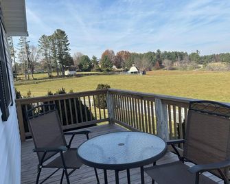 stay on the farm! Pet friendly!adorable cottage blue ridge mountains Galax Va. - Galax - Balcony