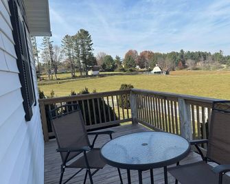 stay on the farm! Pet friendly!adorable cottage blue ridge mountains Galax Va. - Galax - Balcony