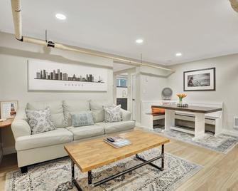 Cozy and Chic 1-Bedroom Apartment in Historic Central Denver - Pet Friendly - Denver - Sala de estar