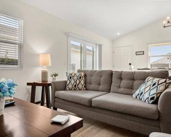 Cozy 2 bedroom 1 bath villa with a sun patio. - Lady Lake - Living room