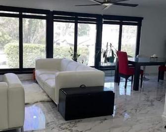 The Maison on Miller Beach - Gary - Living room