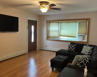 La Casita Bonita Near Nyc - Yonkers - Living room