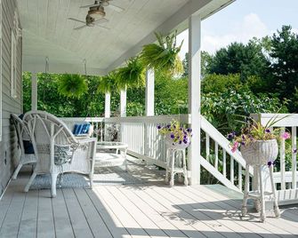 10 Acre Custom Built Country Estate With Pool Sleeps 20 - Coloma - Balcony