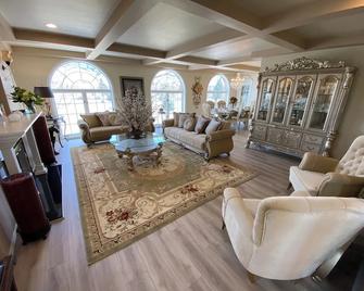 Toad Hall Manor - Butte - Lounge