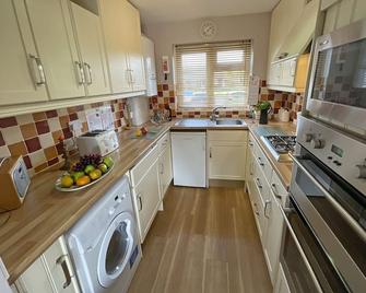 3 Bedroom Swan Cottage In Wroxham, Norfolk, Norfolk Broads, England - Wroxham - Kitchen