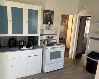 One block from downtown One bed one bath with extra folded out bed. - Rawlins - Kitchen
