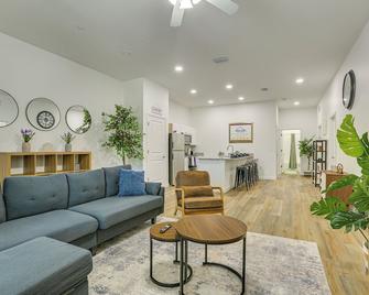 Walkable Downtown LaBelle Apt with Private Balcony! - LaBelle - Wohnzimmer