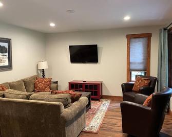 Spacious Twinbrook apartment on shuttle route. - Kingfield - Wohnzimmer