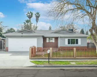 Hidden Gem Upgraded 4/2 in NW Fresno w RV Parking - Fresno - Building