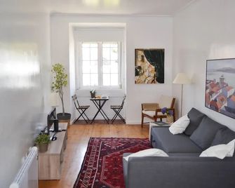 Family Apartment by the River - Lisbon - Living room