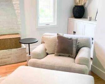 Newly Renovated, Quiet Home - Greenville - Living room