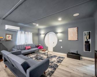 Pool!Swimsuit optional - Sleep 10 .br - Los Angeles - Living room