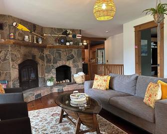 Cajun Cabin - A private Nature Retreat - Minden - Living room