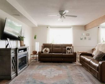 Lava Yay Frame - Bright High desert Cabin. - McCammon - Sala de estar