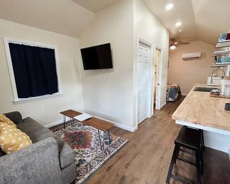 Lillie - Fully Furnished 2 Person Cottage for short or mid-term stays - Dublin - Living room