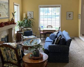 Mediterranean Villa on 2 1/2 acres - Orangevale - Living room