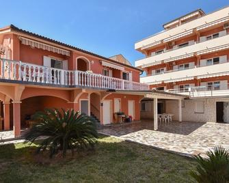 Betsy - Novalja - Building