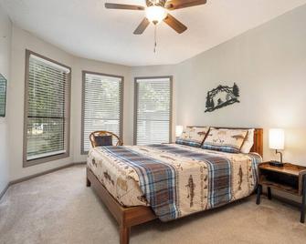 Kayaks - Lakefront Home - Kiwanie Lodge East - Hardy - Schlafzimmer
