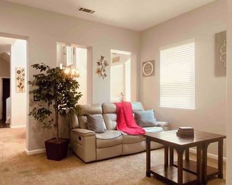Quiet and Civilized Community ,Big RV Parking,Five-star reviews on website air…. - Tracy - Soggiorno