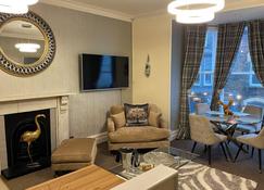 Merewyke Boutique Luxury Family Apartment Sleeps 4 , Central Location - Windermere - Living room