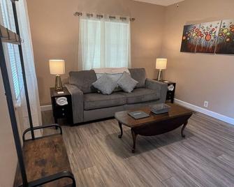 Peaceful little house in the heart of Maryland Heights - Maryland Heights - Living room