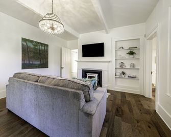 Historic Dunn Ranch Ashland Oregon. Sleeps 12 to 14 Great for large groups. - Ashland - Obývací pokoj
