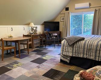 Enjoy a weekend in Oregon's Amazing Wine Country - Newberg - Bedroom