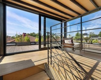 Stylish industrial house with Nordic interior - Stabekk - Balcón