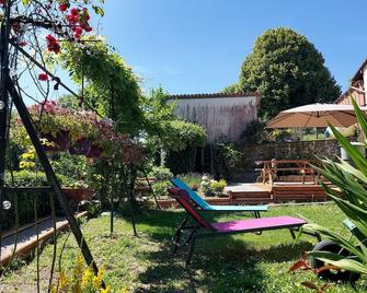 Charming two bedroom gite with beautiful gardens - Confolens - Patio