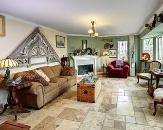 Marina Street Inn - San Luis Obispo - Living room