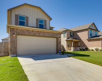 Manor Vacation Rental w/ Yard: 17 Mi to Austin! - Manor - Building