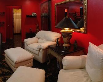Eagle's Nest - Haven Of Light - Anchorage - Living room